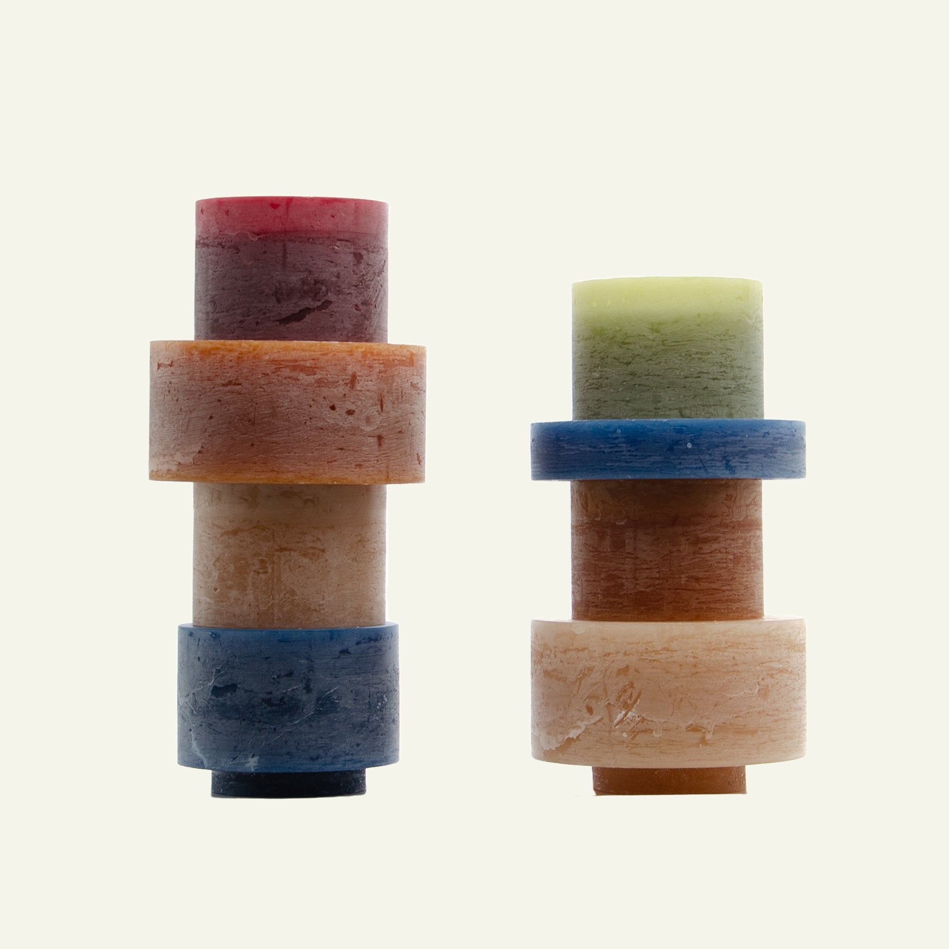 Earthy color stackable candles from Stan Editions with white background. Stapelbare kaarsen van Stan Editions in aardse kleuren met witte achtergrond. Bougies empilables de Stan Editions aux couleurs terreuses sur fond blanc.