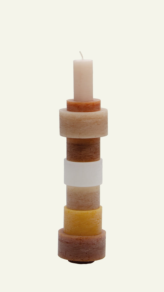 Candl Stack: Beige stapelbare kaarsen van Stan Editions. Beige stackable candle tower from Stan Editions. Tour beige des bougies empilable de Stan Editions.