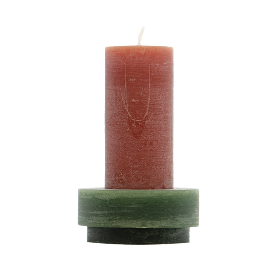 Bruine kaars met groene houder van Stan Editions. Brown candle with green candle holder from Stan Editions. Bougie brun avec bougeoir vert de Stan Editions.