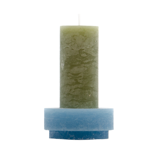 Groene kaars met blauwe houder van Stan Editions. Green candle with blue candle holder from Stan Editions. Bougie vert avec bougeoir bleu de Stan Editions.