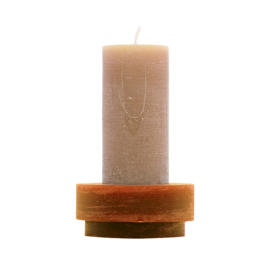 Beige kaars met bruine kaarshouder van Stan Editions. Beige candle with brown candle holder from Stan Editions.Bougie beige avec bougeoir marron des Stan Éditions Stack 01 beige; Module 1&2 Beige.