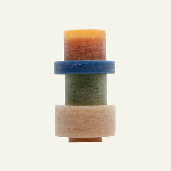 Earthy color stackable candle from Stan Editions with white background. Stapelbare kaars van Stan Editions in aardse kleuren met witte achtergrond. Bougie empilable de Stan Editions aux couleurs terreuses sur fond blanc.